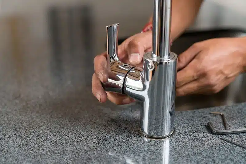 Guide pratique : comment bien fermer un robinet pour éviter les fuites ?