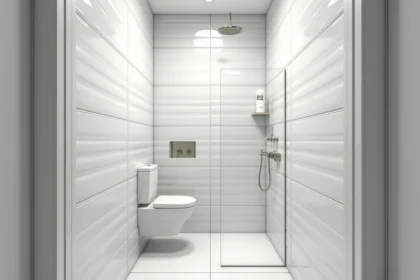 Petite salle de bain avec carrelage mural blanc grand format en pose verticale pour agrandir visuellement l'espace